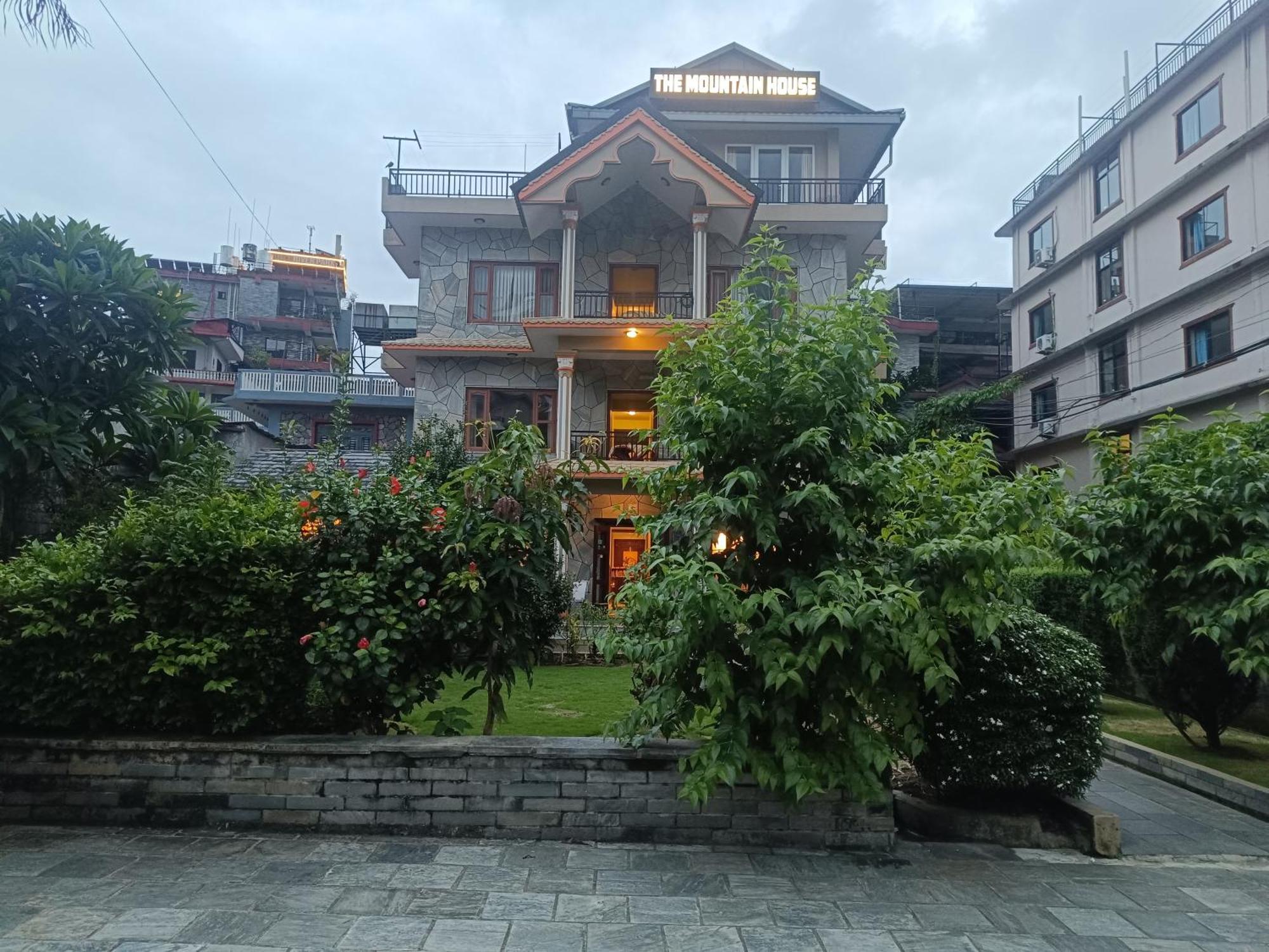 The Mountain House Hotel Похара Екстериор снимка